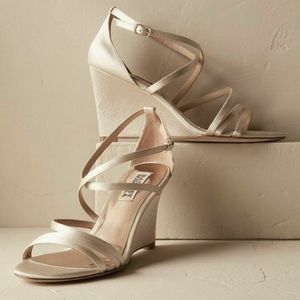 🆕Badgley Mischka Wedge Heel Sandal Crisscross
